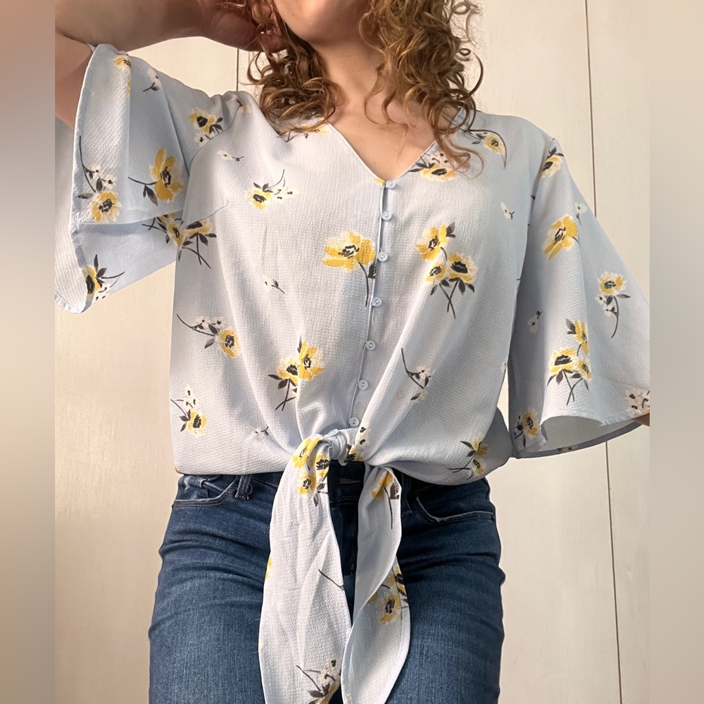 Lush Floral Top with Tie Front size xsmall